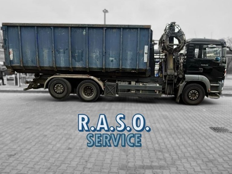 Lastwagen mit blauem Container, beschriftet mit "R.A.S.O. SERVICE".